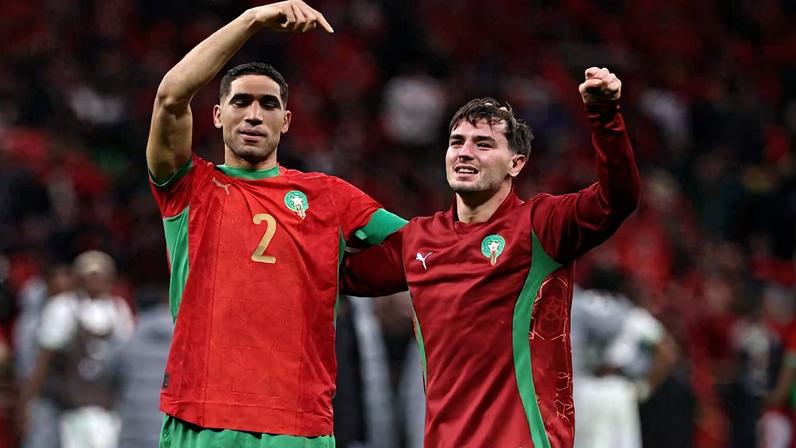 Hakimi (à esq.) e Brahim Díaz celebram vitória sobre a Nigéria nas semifinais da Copa Africana