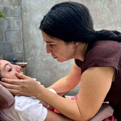Mãe abandonada reergue a vida com filha Zika e celebra cada vitória