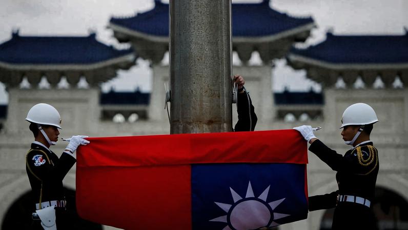 A bandeira de Taiwan é arriada durante uma cerimônia diária em Taipei
