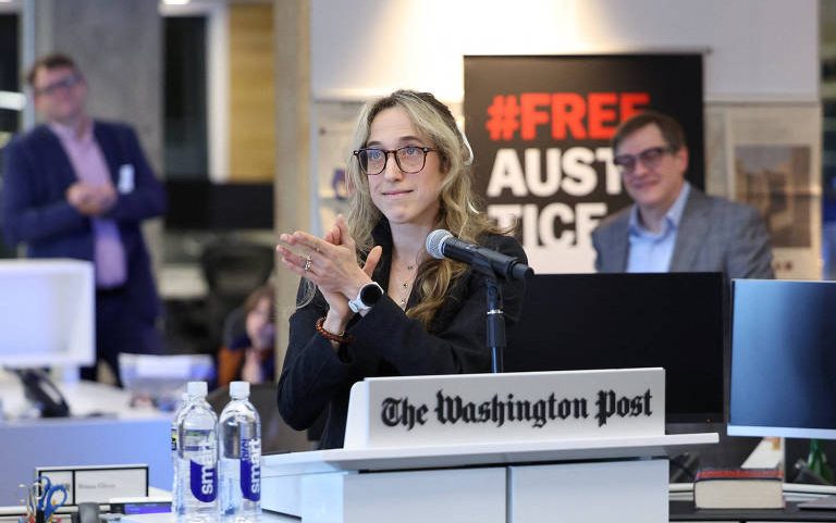 A repórter e integrante da equipe vencedora do Prêmio Pulitzer de Serviço Público, Hannah Natanson, fala à redação após o anúncio dos vencedores de 2025