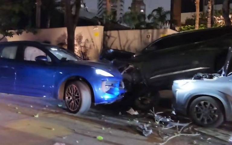 Porshe após choque com carros estacionados, no Tatuapé, zona leste de São Paulo; condutor foi preso, pagou fiança e foi liberado