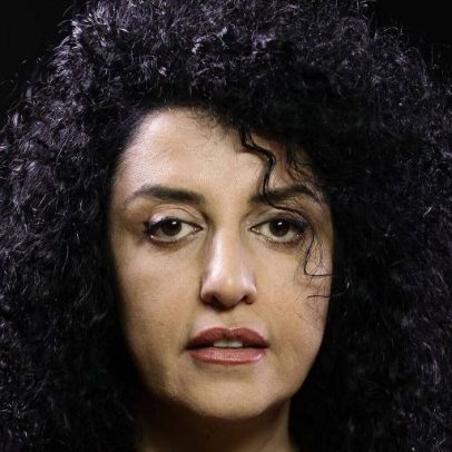 Vencedora do Nobel da Paz é libertada sob fiança e levada ao hospital no Irã