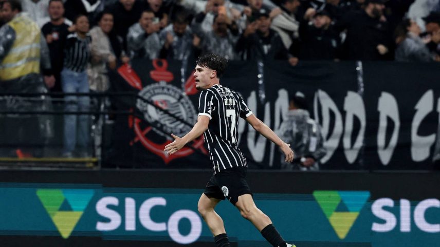 Ajoelhado, Raniele comemora seu gol junto à bandeira de escanteio