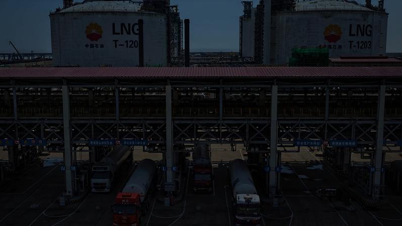 Tanques com GNL (gás natural liquefeito) no porto de Yangkou, na China