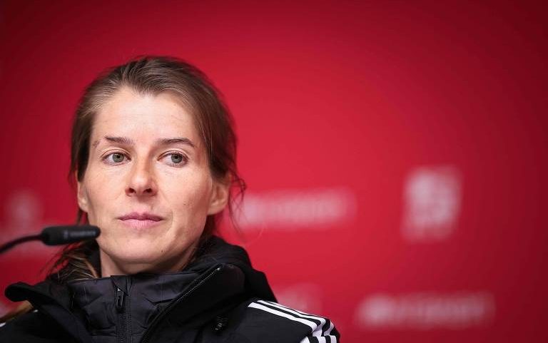 Marie-Louise Eta concede entrevista a jornalistas em Leipzig, na Alemanha