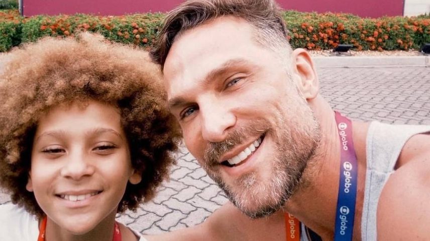 Igor Rickli posa ao lado do filho Antonio Caramelo, nos bastidores da Globo