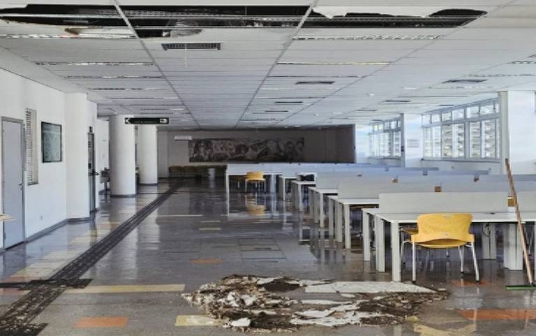 Parte do teto da biblioteca da Faculdade de Educação da USP desaba em razão das chuvas