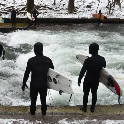 Surfistas comemoram retorno da onda de Munique