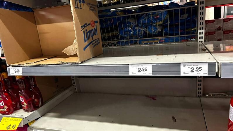 Detergentes de outras marcas esgostam nas prateleiras dos supermercados com a crise da Ypê