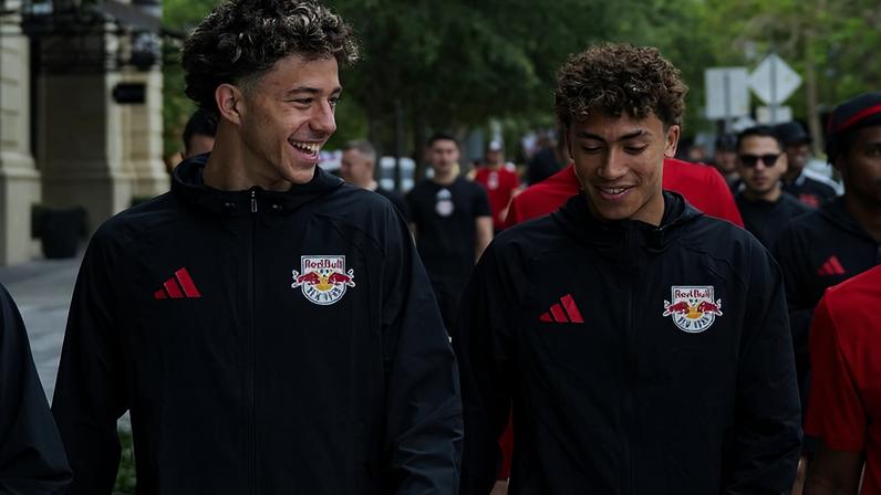 Adri Mehmeti (à esq.) e Julian Hall antes de duelo entre New York Red Bulls e Inter Miami