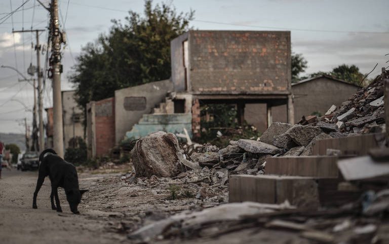 Destruição no bairro Sarandi, um dos locais mais atingidos pelas enchentes de maio de 2024 em Porto Alegre