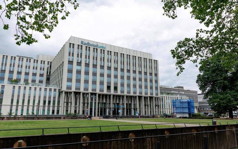 Fachada do hospital Radboudumc, em Nijmegen (Holanda), onde equipe que tratava paciente com hantavírus foi colocada em quarentena após erro de procedimento