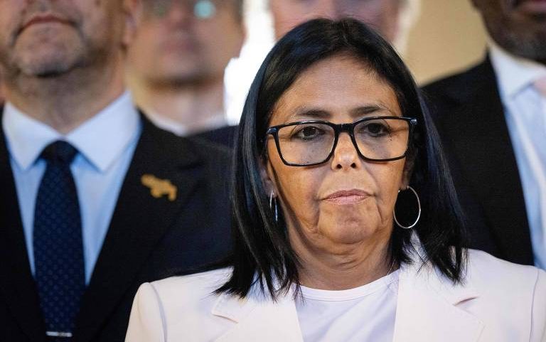 A líder interina da Venezuela, Delcy Rodríguez, durante entrevista coletiva na sede do Corte Internacional de Justiça (CIJ) em Haia, na Holanda