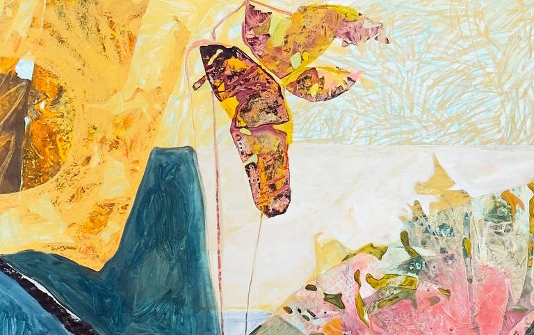 Tela com composição abstrata que mistura tons de azul, amarelo, rosa e laranja. Elementos que lembram folhas e formas naturais se sobrepõem em camadas texturizadas.