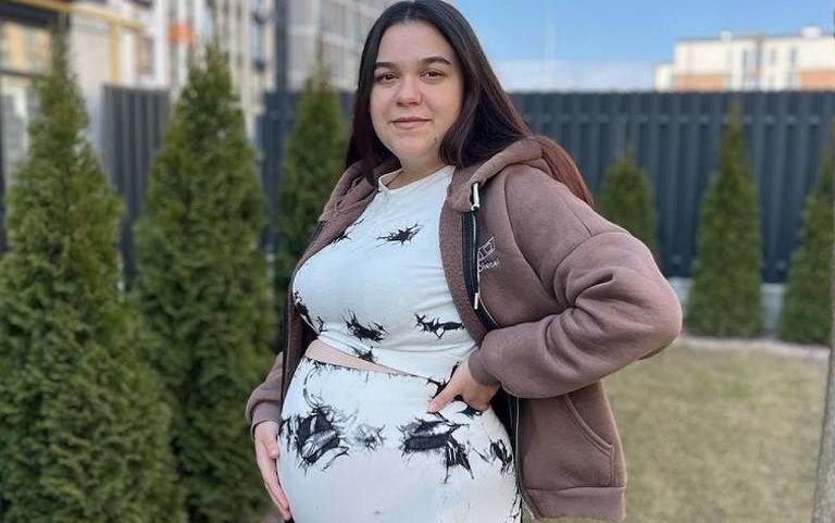 Karina Tarasenko afirma que nunca teria recorrido à barriga de aluguel se não fosse a guerra, mas agora pretende continuar para economizar dinheiro e comprar uma casa