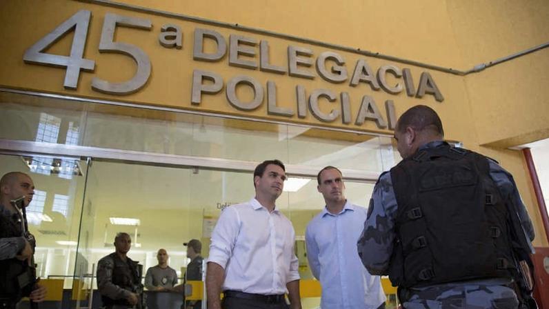 O então deputado estadual Flávio Bolsonaro e seu irmão, Eduardo, em delegacia do Rio
