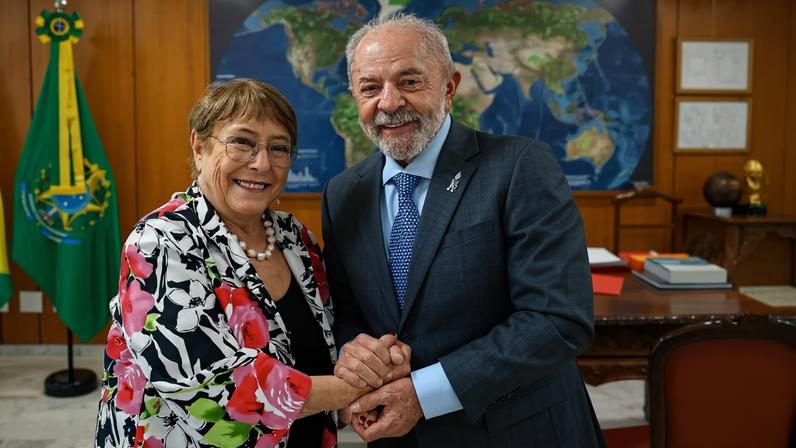 Michelle Bachelet, ex-presidente do Chile, com o presidente Lula durante encontro no Palácio do Planalto, em Brasília