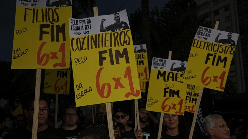 Manifestantes participam de ato contra a escala de trabalho 6x1, durante o feriado do Dia do Trabalhador, na orla de Copacabana, no Rio