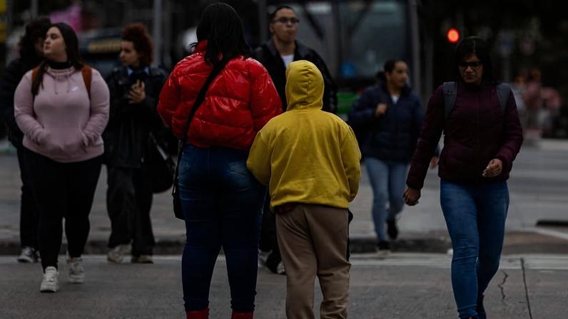 Pessoas se protegem do frio no largo da Batata, zona oeste de Sao Paulo; previsão para esta terça (12) é de mínima de 7°C na madrugada e máxima de 20°C à tarde