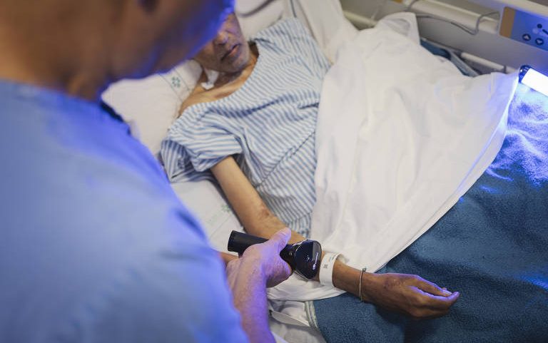 Técnico de enfermagem monitora paciente em hospital de Porto Alegre