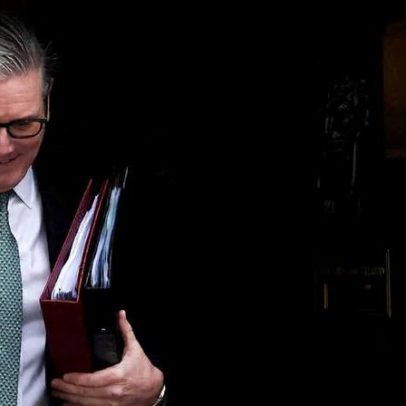 Starmer resiste à pressão e diz que não renunciará ao cargo durante a crise