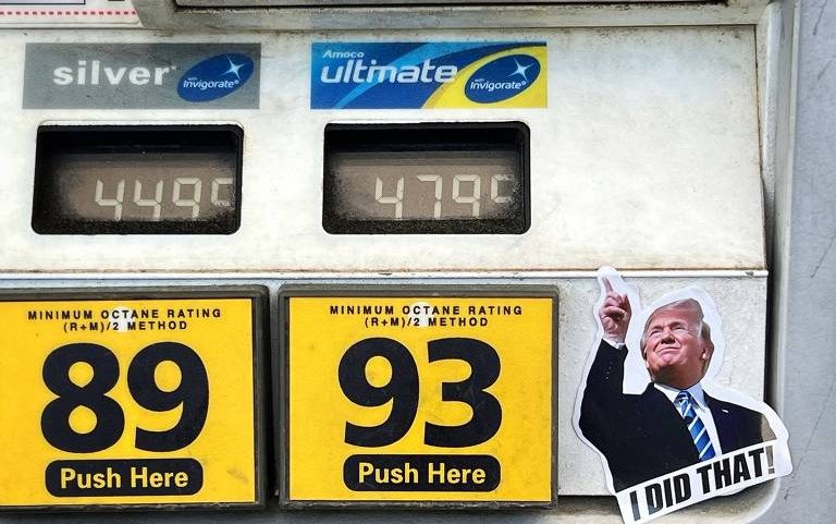 Adesivo com o rosto de Donald Trump e a frase "Eu fiz isso" ao lado de preços de combustíveis, que subiram mais de 50% nos EUA desde o início da guerra no Irã