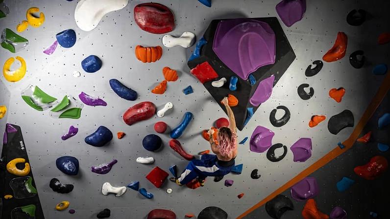 A comunicadora Stephanie Noelle, 36, escala uma parede de boulder na Casa de Pedra, em Moema - Danilo Verpa / Folhapress
