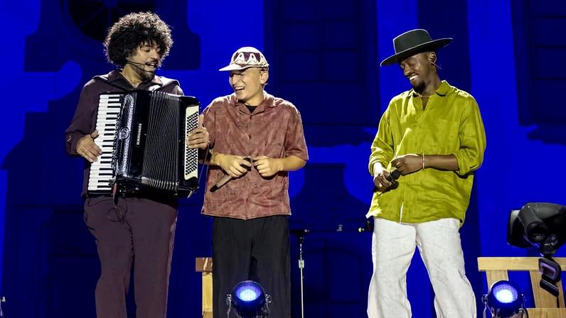 Mestrinho (à esq.), João Gomes e Jota.pê em show de 'Dominguinho', no Allianz Parque