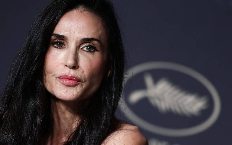 A atriz Demi Moore durante conversa com jornalista na abertura do Festival de Cannes de 2026, na França