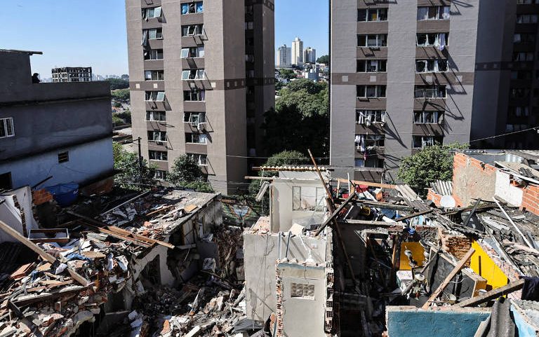 Cenário de destruição após explosão na rua Floresto Bandecchi, na região do Jaguaré, zona oeste de SP