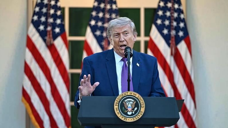 O presidente dos Estados Unidos, Donald Trump, discursa durante um jantar do “Rose Garden Club” em homenagem à Semana da Polícia, na Casa Branca, em Washington.