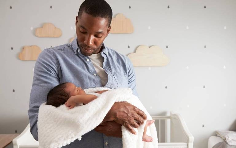 Divisão mais igualitária das tarefas de cuidado entre mãe e pai traz benefícios