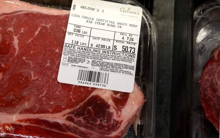 Bandeja com corte ribeye da carne bovina é vendido em supermercado de Los Angeles, nos EUA