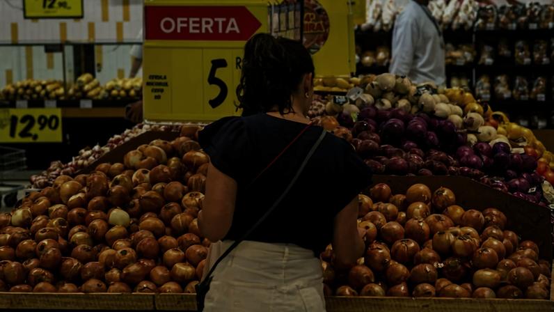 Consumidora compra alimentos em supermercado em São Paulo