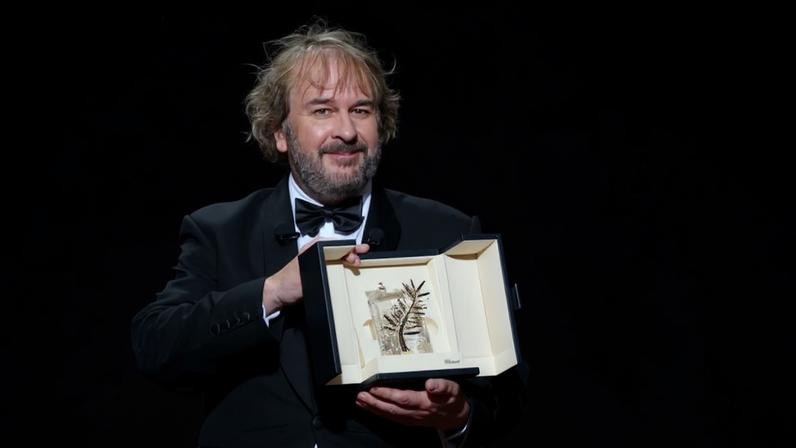 O diretor Peter Jackson em seu discurso de agradecimento ao receber a Palma de Ouro honorária no Festival de Cannes, na França