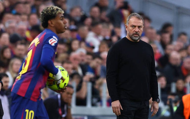 Yamal se prepara para cobrar lateral observado pelo técnico Hansi Flick durante duelo entre Barcelona e Alavés, no Camp Nou