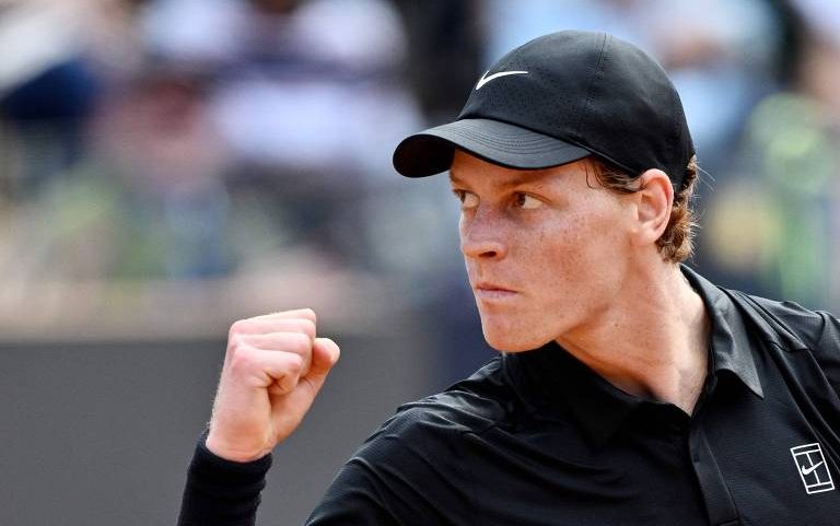 Jannik Sinner celebra vitória sobre compatriota Andrea Pellegrino em Roma