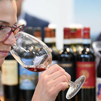 Consumo de vinho no Brasil bate recorde em 2025, contrariamente à tendência mundial