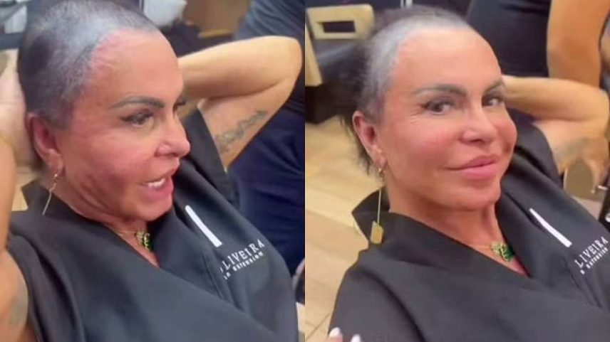 Mulher com cabelo raspado nas laterais e parte superior mais cheia, sentada em cadeira de salão de beleza, vestindo capa preta com logo. Ela está com os braços atrás da cabeça, mostrando tatuagens nos braços e brincos pendentes.