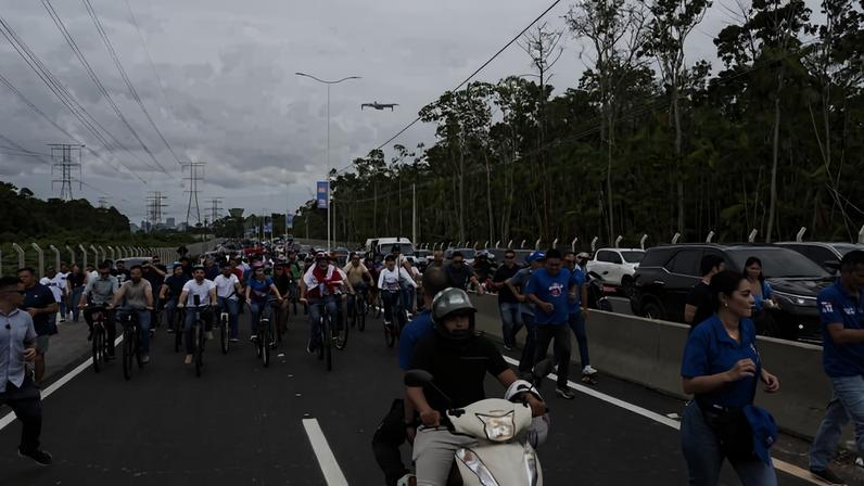 O então governador Helder Barbalho (MDB) participa de bicicletada na avenida Liberdade, após a inauguração, em Belém