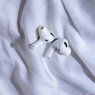 Usar fone de ouvido para dormir é geralmente seguro, apesar da umidade