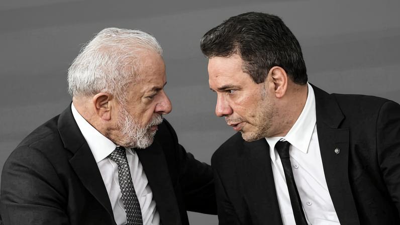 Luiz Inácio Lula da Silva (PT) e Wellington Lima e Silva, ministro da Justiça, no lançamento do programa contra o crime organizado