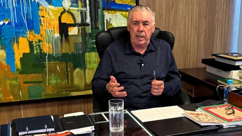 Carlo Ancelotti durante entrevista no Rio de Janeiro