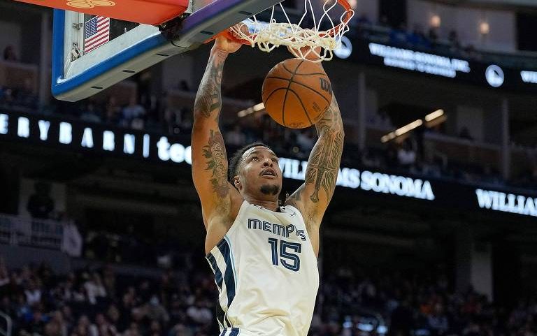 Brandon Clarke enterra durante duelo entre Memphis Grizzlies e Golden State Warriors no Chase Center, em San Francisco