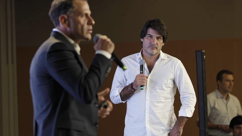 Alexandre Birman (de terno escuro) e Roberto Jatahy durante anúncio da fusão das empresas, em 2024