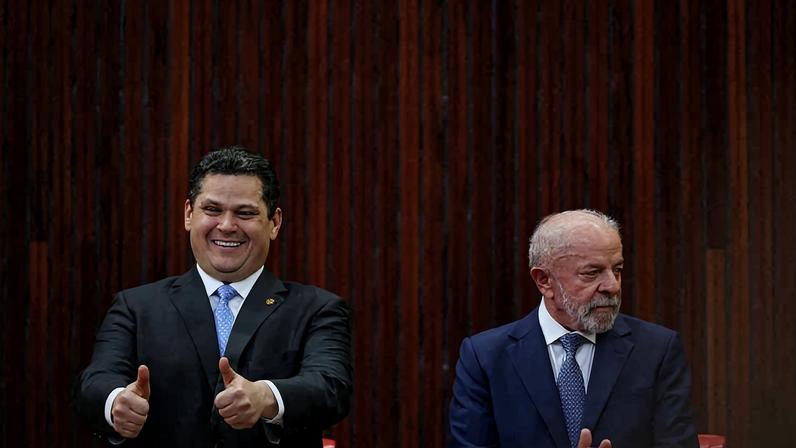 Davi Alcolumbre e Lula durante cerimônia no TSE em maio