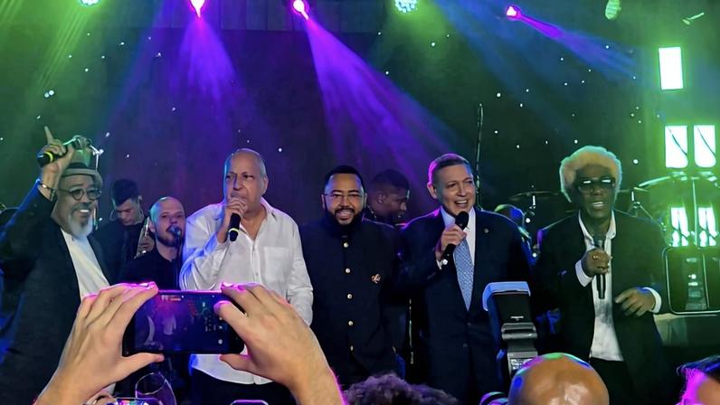 O novo presidente do TSE, Kassio Nunes Marques, canta com Jorge Aragão, Sombrinha, Dudu Nobre e Ivo Meirelles em festa de comemoração após solenidade