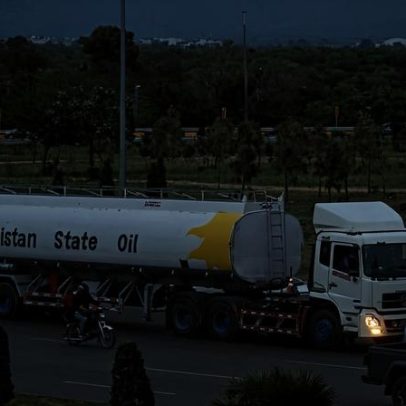 Reservas de petróleo caem em ritmo recorde, alerta agência, barril oscila