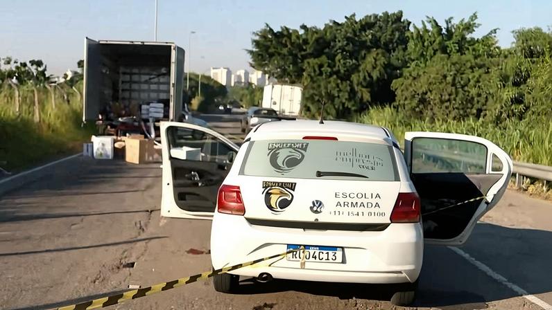 Carro da escola do caminhão ficou com diversas marcas de tiros após ser atacado por criminosos, na zona oeste de São Paulo