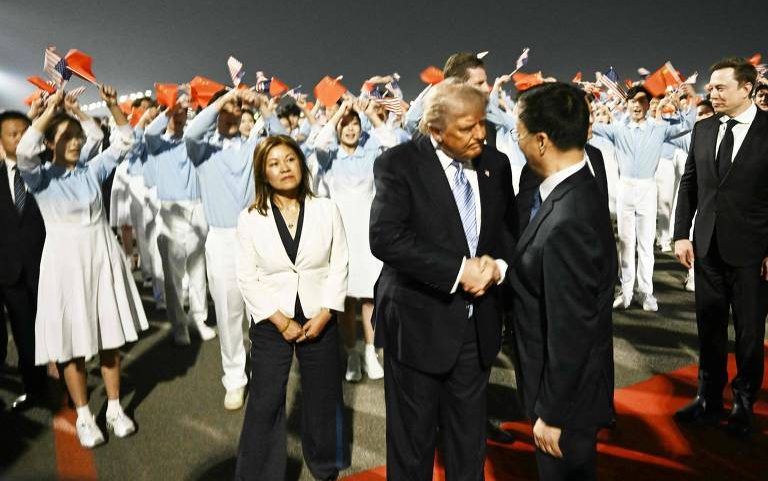 Donald Trump e vice-líder da China, Han Zheng, se cumprimentam na chegada do presidente dos EUA a Pequim; Elon Musk (dir.) acompanha republicano